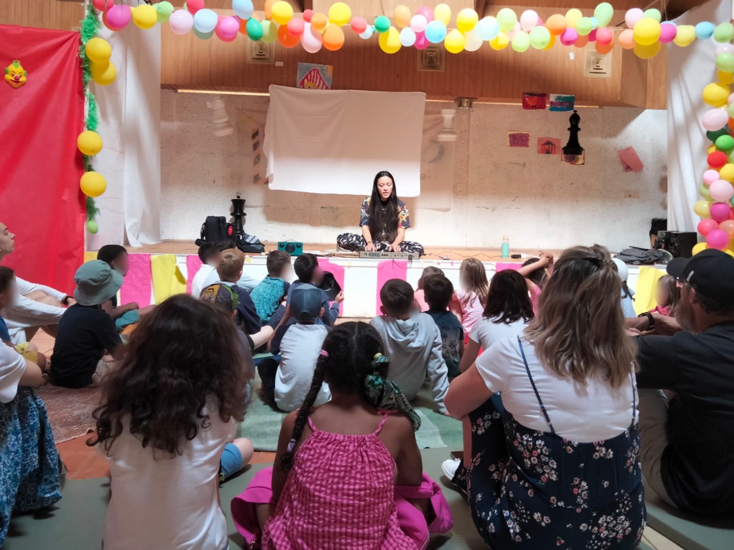 Mai Lan en séance Le Loup, sous les ballons, visages des enfants floutés
